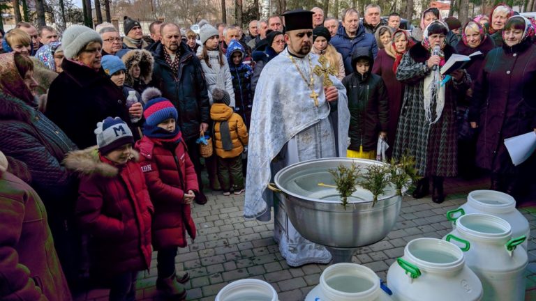 Водохреща та Богоявлення Господнє: з чим пов’язані назви свята, які його традиції та дати відзначення (ФОТО)