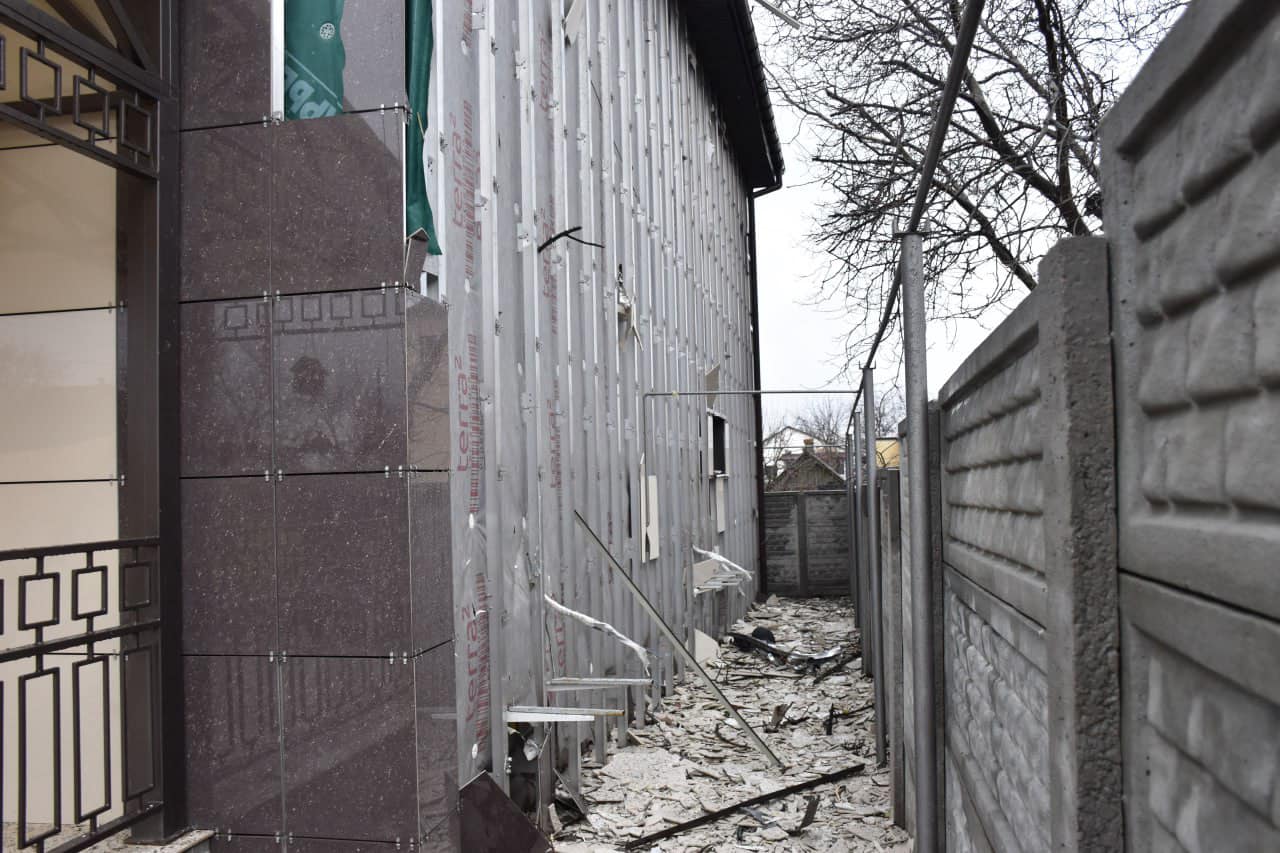 Оккупанты обстреляли Краматорск, попали в жилой дом (ОБНОВЛЕНО, ФОТО) 3