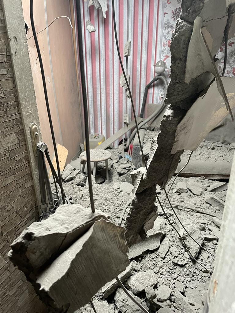 Россияне обстреляли Курахово: ранили местную, повредили здание больницы (ФОТО, ОБНОВЛЕНО) 3