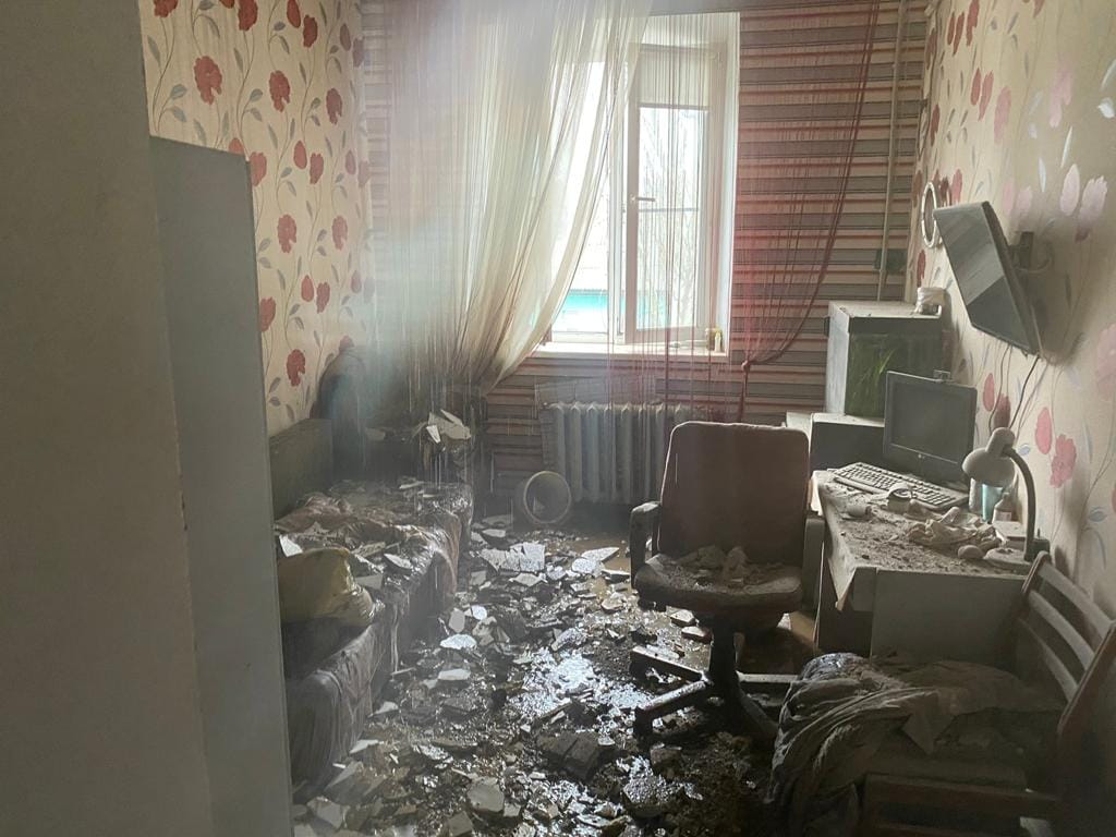 Росіяни обстріляли Курахове: поранили місцеву, влучили у лікарню (ФОТО, ОНОВЛЕНО) 5