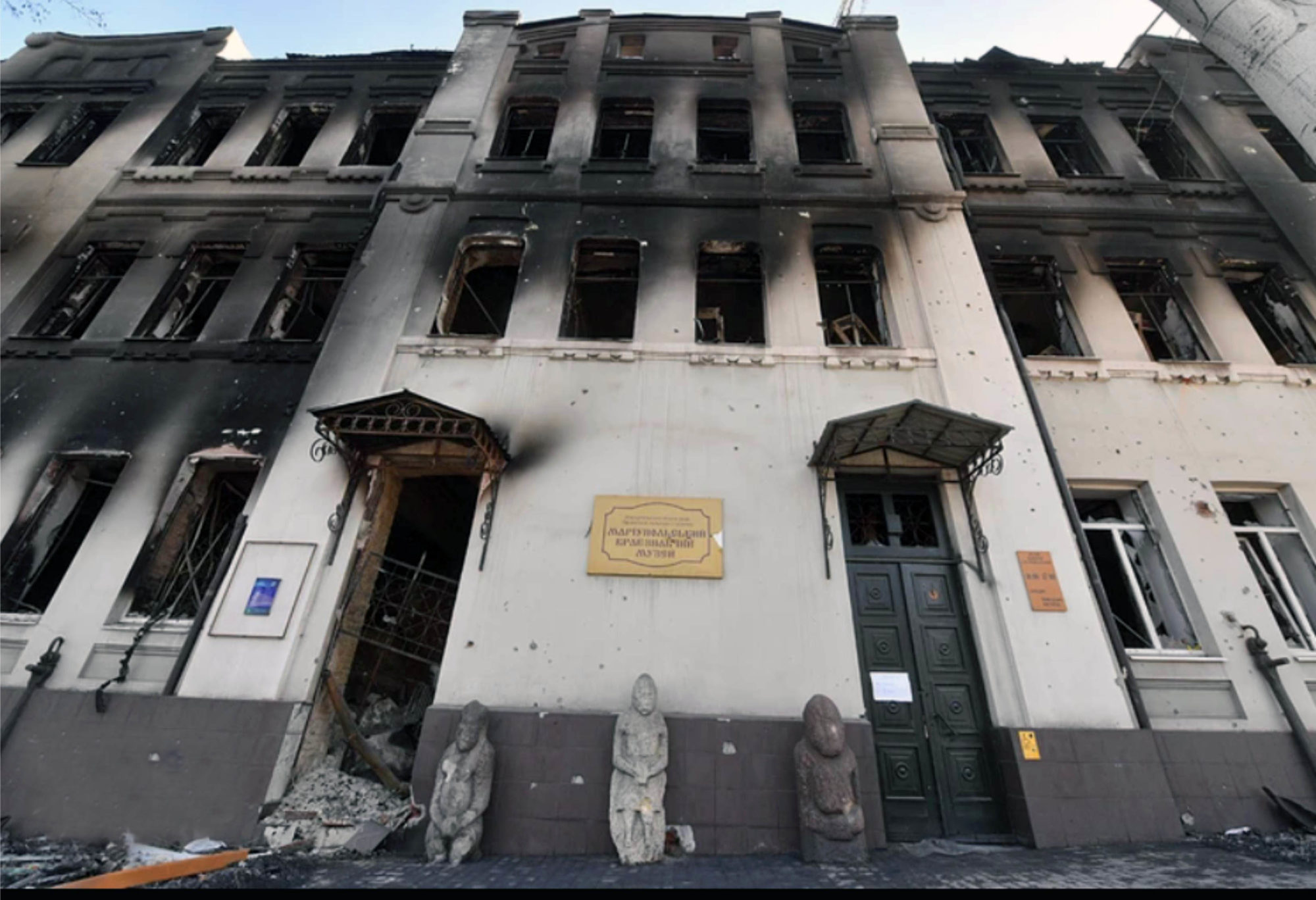 Сгоревшие коллекции и украденные картины Архипа Куинджи: что стало с Мариупольским художественным музеем после открытого вторжения 7
