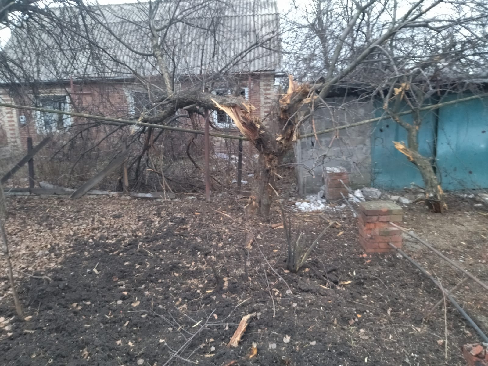 В первый день года оккупанты в Донецкой области ранили гражданского и разрушили еще несколько домов 4