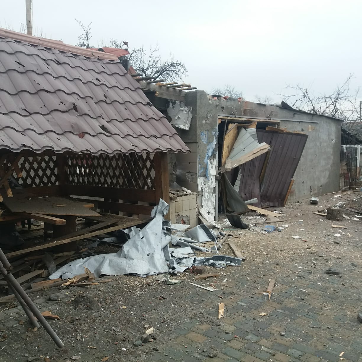 В первый день года оккупанты в Донецкой области ранили гражданского и разрушили еще несколько домов 3