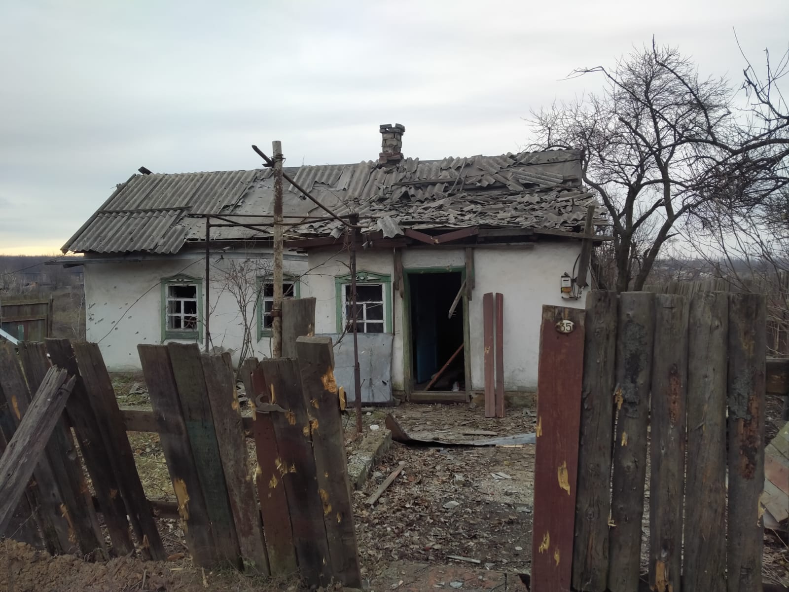 В первый день года оккупанты в Донецкой области ранили гражданского и разрушили еще несколько домов 5