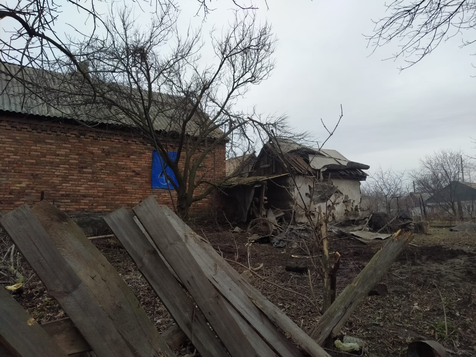 В перший день року окупанти на Донеччині поранили цивільного та зруйнували ще кілька будинків 6