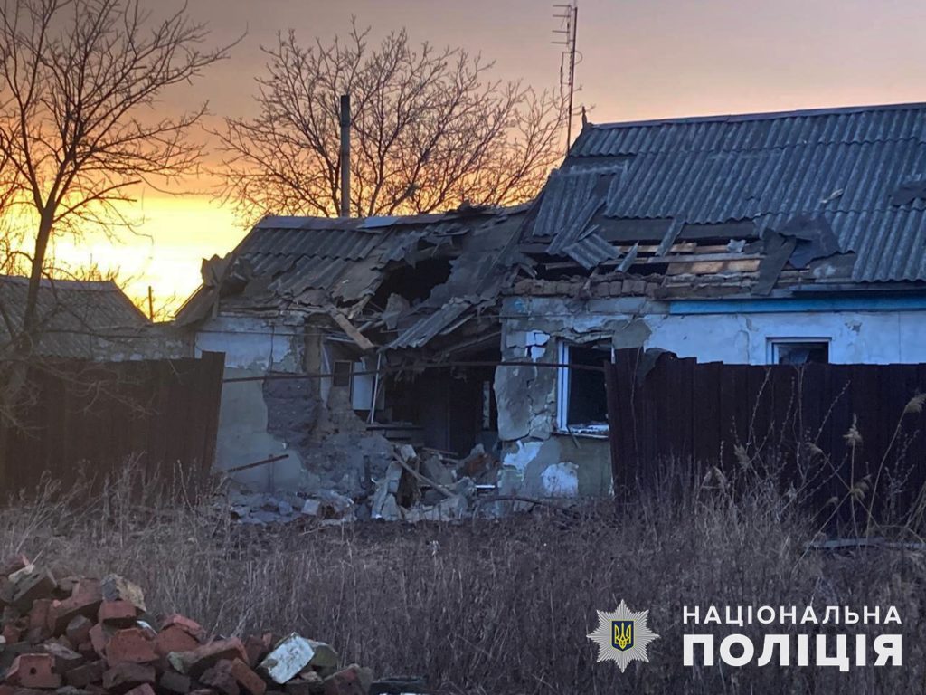 В перший день року окупанти на Донеччині поранили цивільного та зруйнували ще кілька будинків
