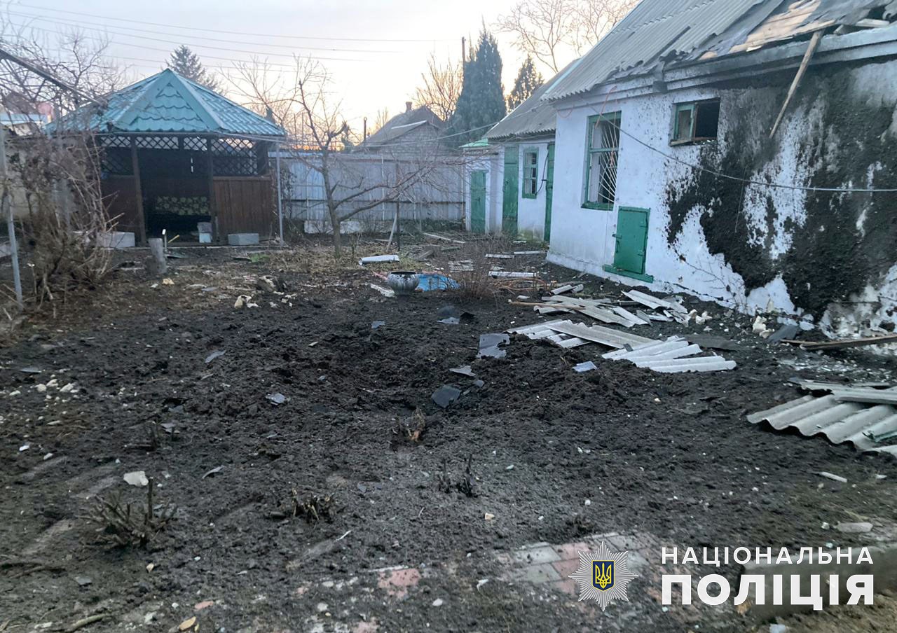 В первый день года оккупанты в Донецкой области ранили гражданского и разрушили еще несколько домов 1
