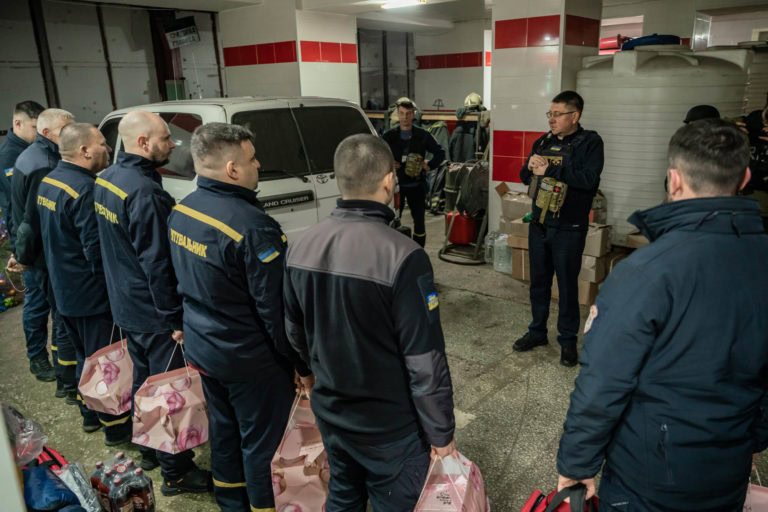 У Бахмуті залишилась остання група ДСНС-ників: як вони живуть  та рятують місцевих  (ФОТО)