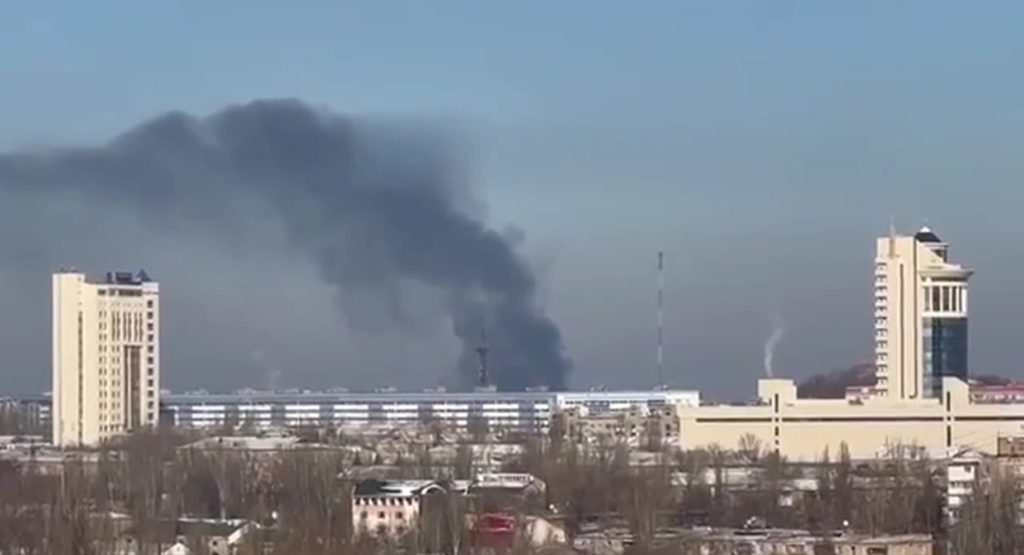 У Донецьку спалахнув металопрокатний завод, де ремонтують техніку окупантів (ФОТО, ВІДЕО)