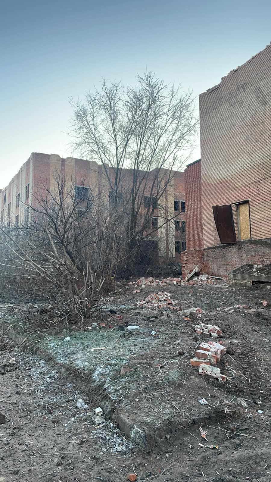 Оккупанты обстреляли Славянск, повредили многоэтажки 1