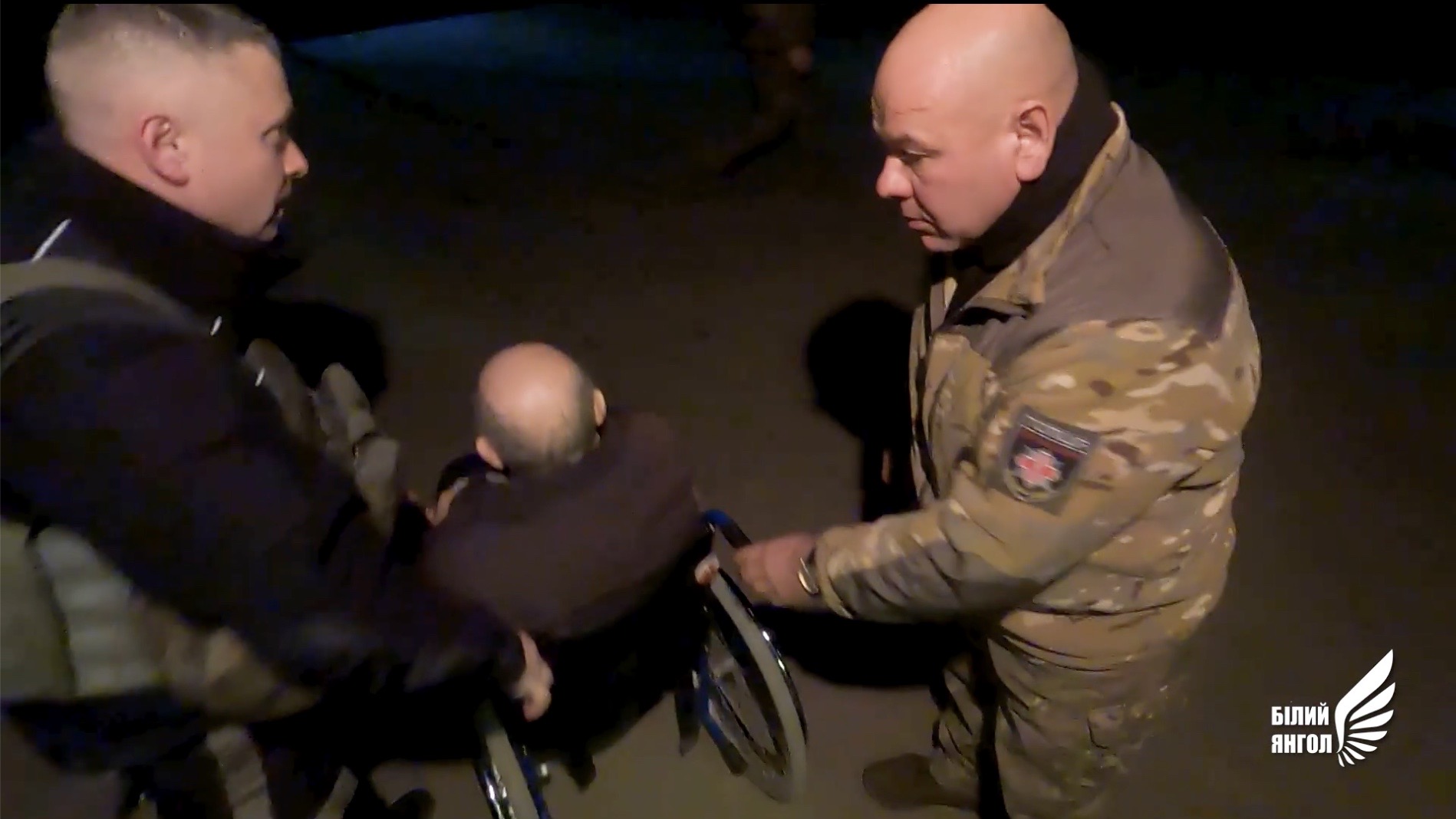Стариков из Донетчины спасают от холода полицейские: выезжать пока соглашаются не все 2