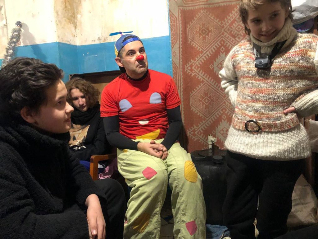 Клоун в бронежилете: В подвалы Бахмута приехал показывать фокусы известный итальянский клоун Марко Родари