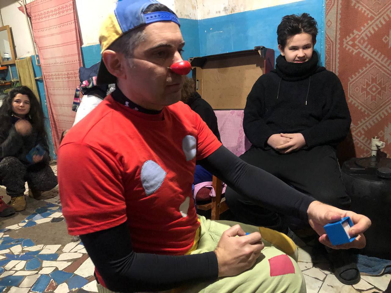 Клоун в бронежилете: В подвалы Бахмута приехал показывать фокусы известный итальянский клоун Марко Родари 3