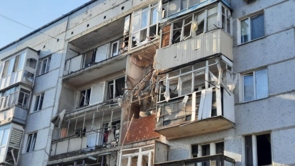 Россияне попали в многоэтажку в Курахово. Убили местного, двоих ранили (ФОТО)