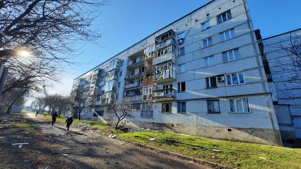 Россияне попали в многоэтажку в Курахово. Убили местного, двоих ранили (ФОТО) 1