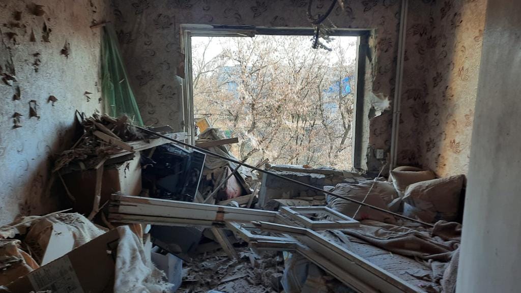 Россияне попали в многоэтажку в Курахово. Убили местного, двоих ранили (ФОТО) 2