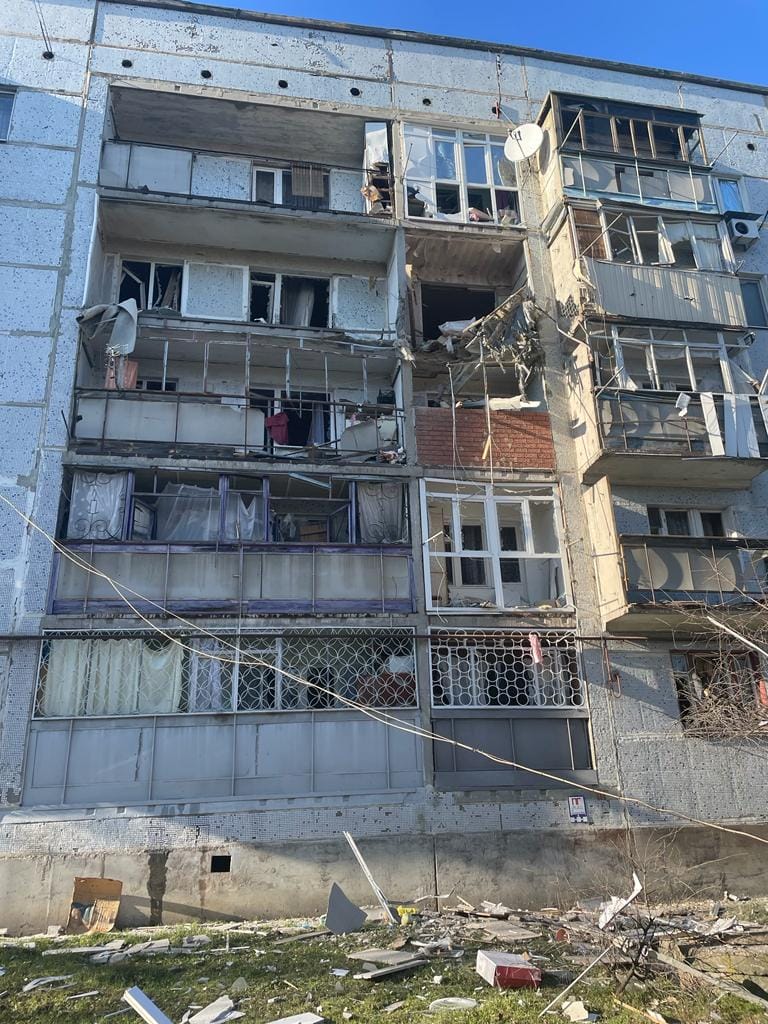 Россияне попали в многоэтажку в Курахово. Убили местного, двоих ранили (ФОТО) 3