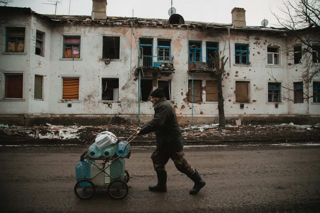 мешканець Сіверська йде за водою