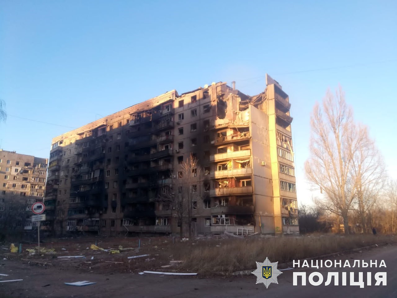 обстріляний росіянами багатоквартирний будинок на Донеччині