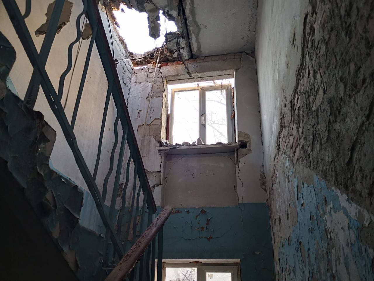 Оккупанты обстреляли Авдеевку, попали по многоэтажкам и единственному рабочему магазину (ФОТО, ВИДЕО) 2