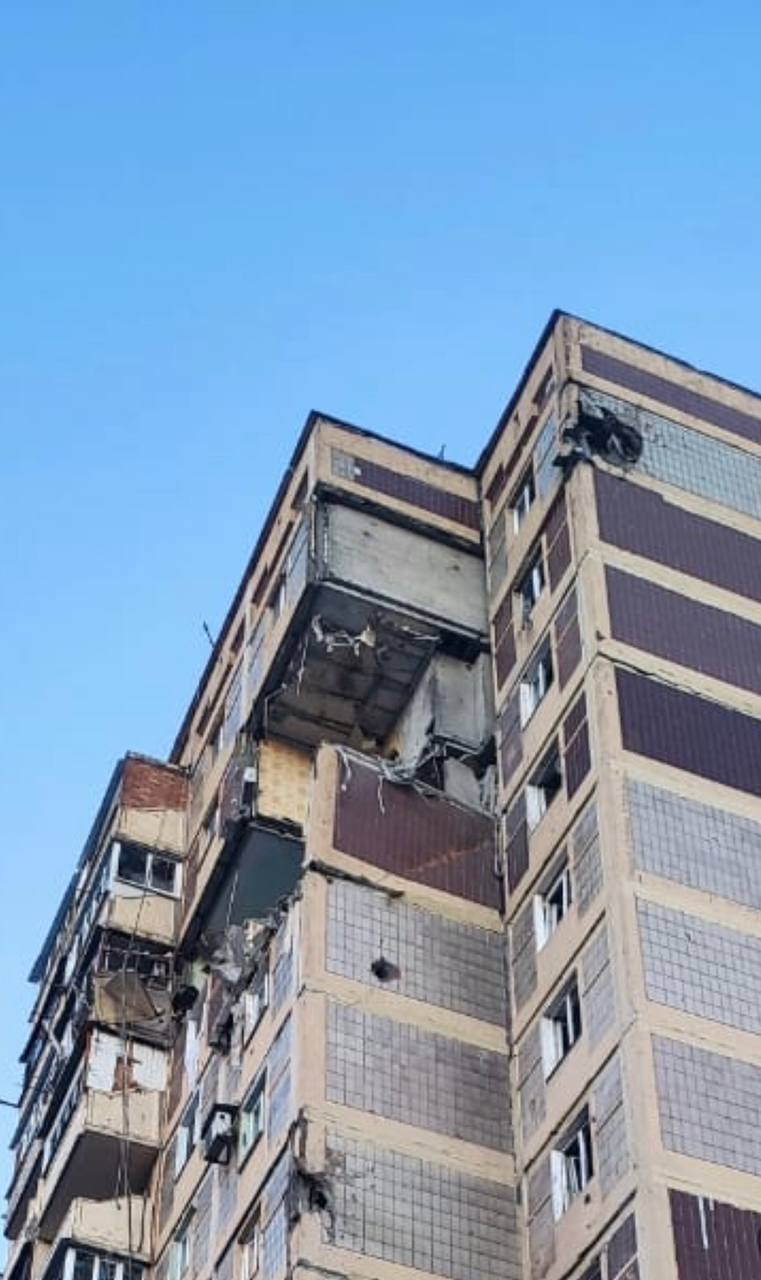 Оккупанты обстреляли Авдеевку, попали по многоэтажкам и единственному рабочему магазину (ФОТО, ВИДЕО) 3