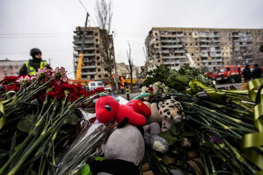 В Днепре российская ракета убила переселенку из Торецка. Среди раненых — жители Краматорска, в том числе дети