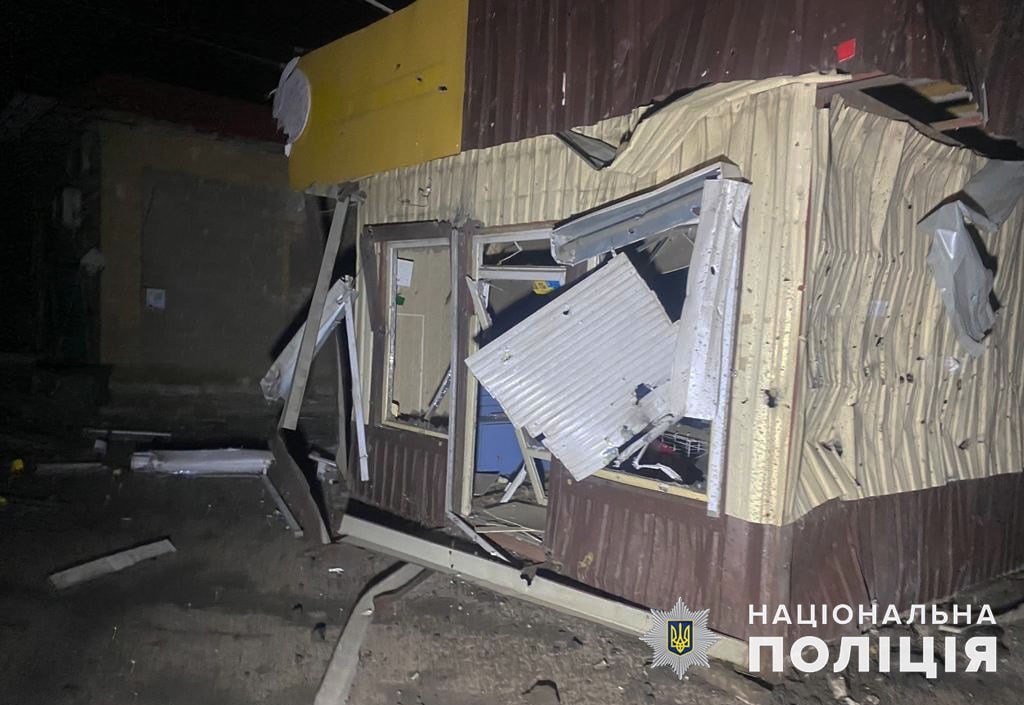 пошкоджена обстрілами РФ крамниця в Донецькій області