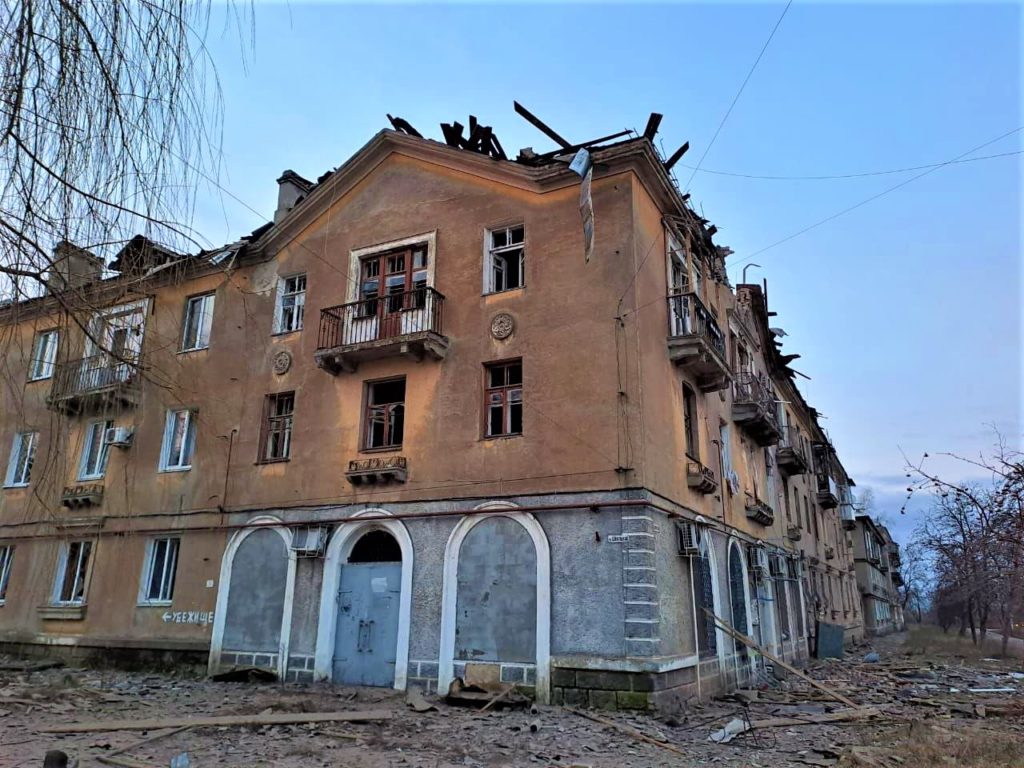 Российская армия нанесла по Часов Яру ракетный удар, ранены 2 жителя, пострадала больница, горели дома (ФОТО)
