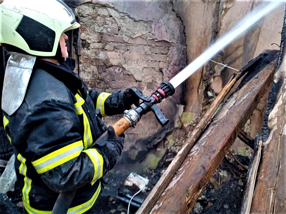 пожежник гасить пожежу у Часів Ярі Донецькій області