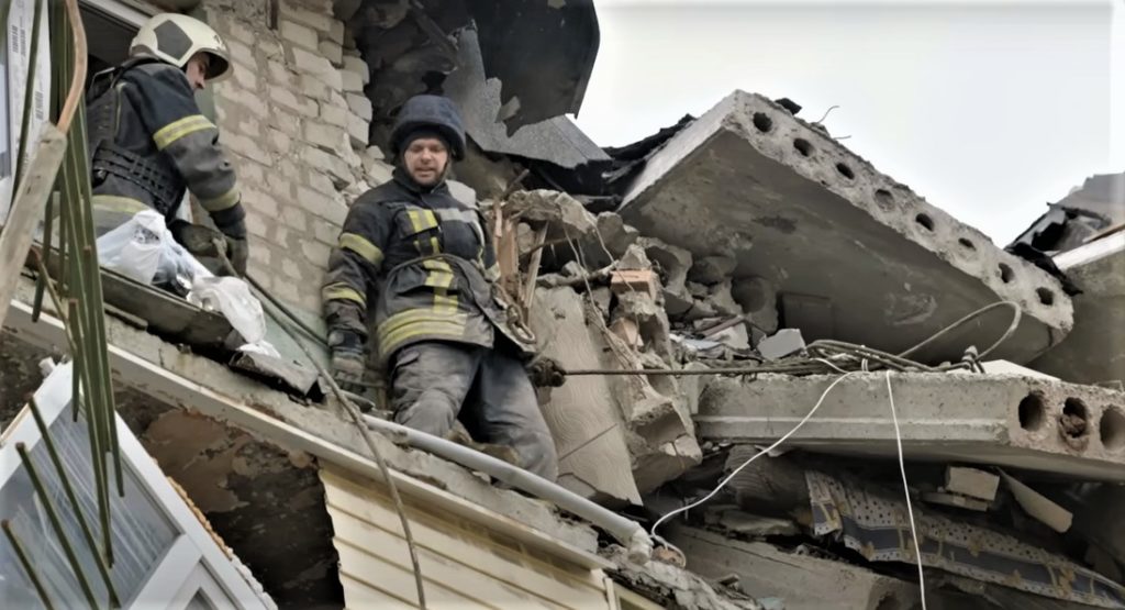 Как под российскими обстрелами работают спасатели Бахмута (ФОТО, ВИДЕО)
