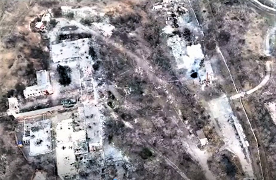 Військові ЗСУ показали з дрона бій на території “шампанського заводу” у Бахмуті (ВІДЕО, ФОТО)