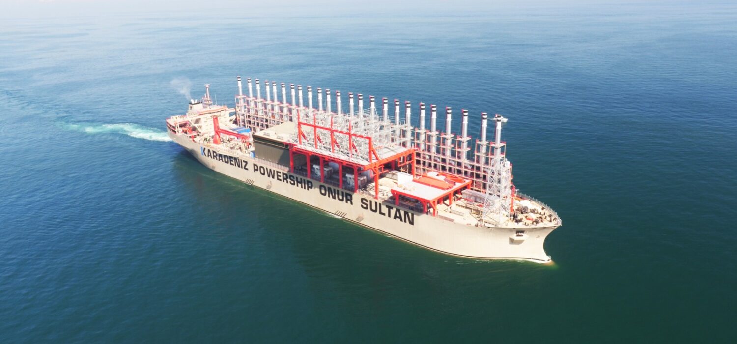 турецькій енергокорабль у відкритому морі