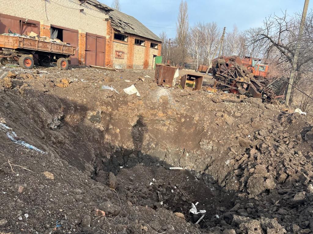 Загинули троє місцевих: за день росіяни зруйнували ще 40 цивільних об’єктів Донеччини (зведення, фото)