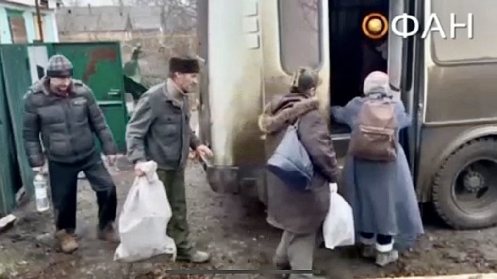 В “ДНР” заявили, что вывезли из Соледара около полутысячи гражданских (ВИДЕО)