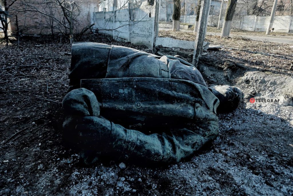 В Бахмуте российский взрыв окончательно декоммунизировал статую партийного деятеля большевиков Артема (ФОТО)