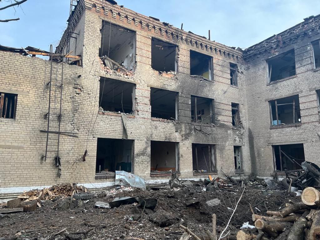 зруйнована обстрілом РФ будівля у Костянтинівці