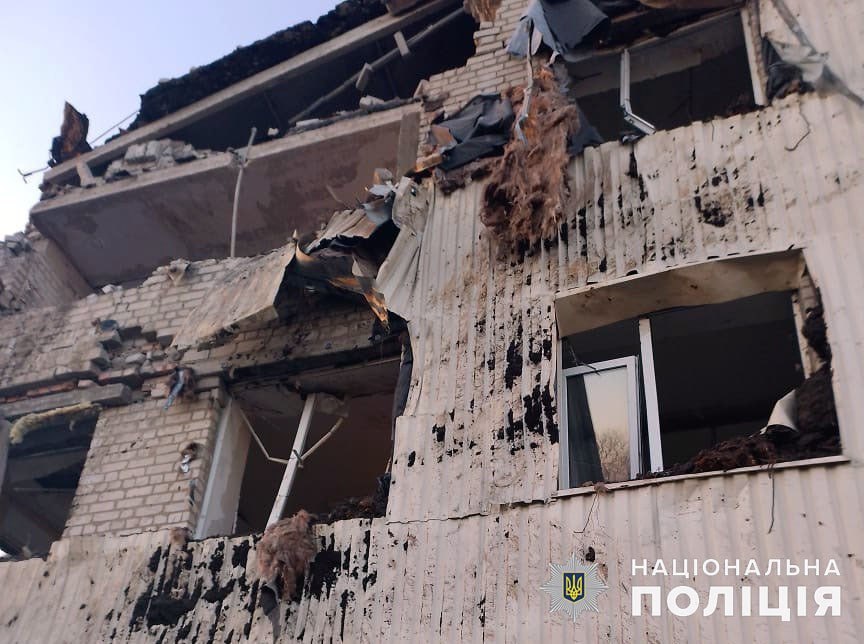 зруйнована обстрілом Росії будівля на Донеччині 2