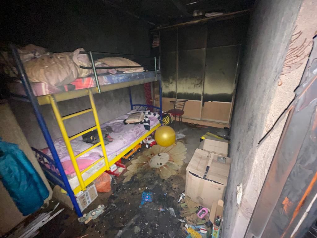зруйнована обстрілом дитяча кімната на Донеччині