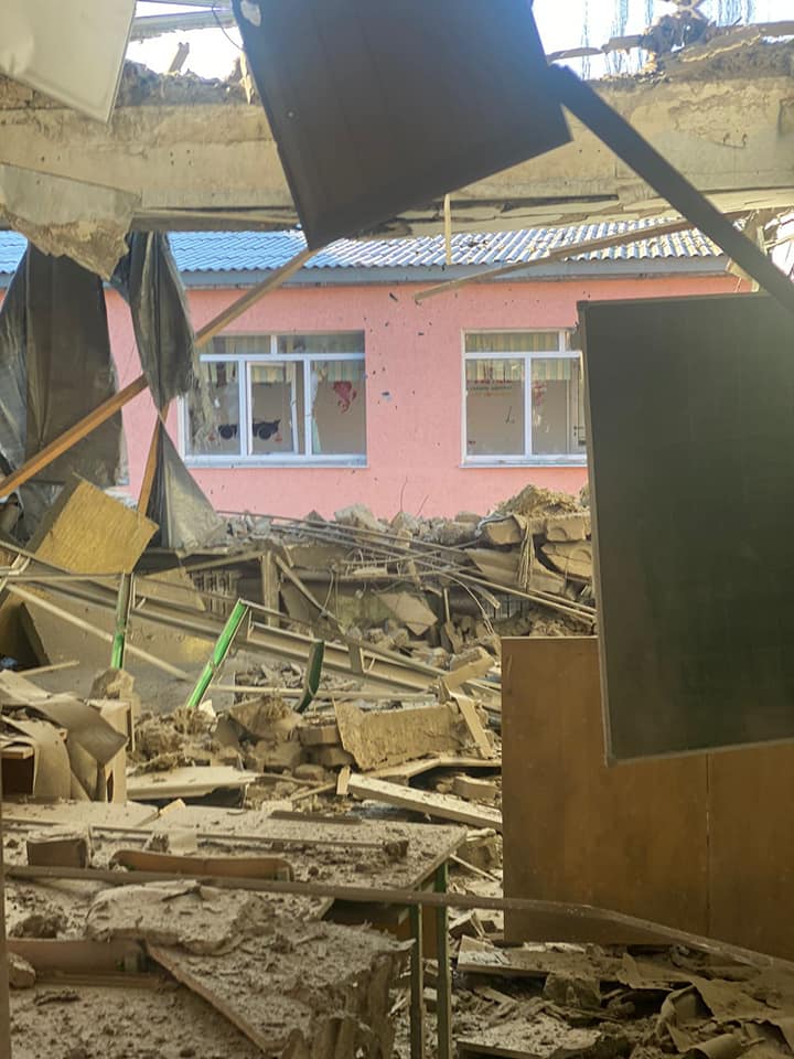 зруйновані блоки 18 школи в Бахмуті