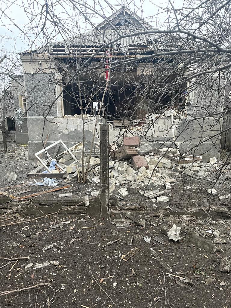 зруйнований обстрілом будинок на Донеччині