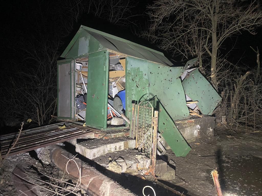 зруйнований обстрілом гараж на Донеччині