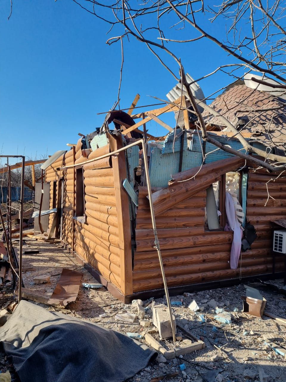 зруйнований росіянами приватний будинок в Донецькій області 4