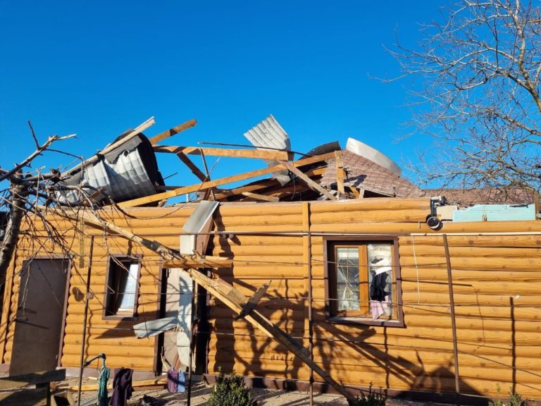 На Донеччині російські військові вгатили по Очеретиному, загинули двоє людей, ще один поранений (ФОТО)