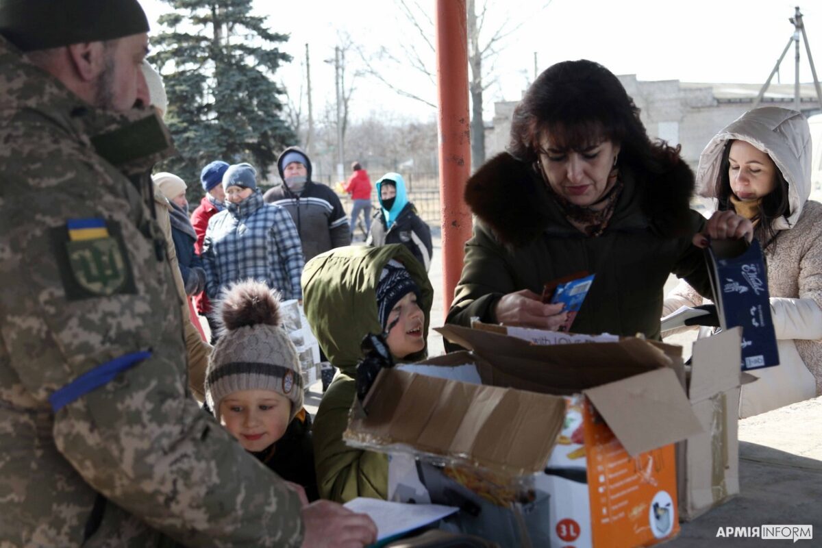 Луч надежды: дети из Донетчины получили первые фонарики в рамках всеукраинской благотворительной акции (ФОТО) 1