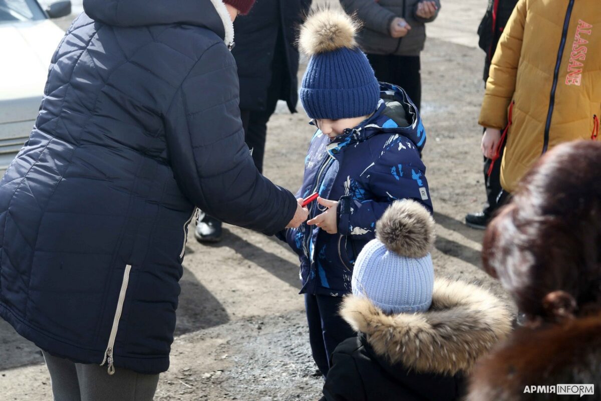 Луч надежды: дети из Донетчины получили первые фонарики в рамках всеукраинской благотворительной акции (ФОТО) 2