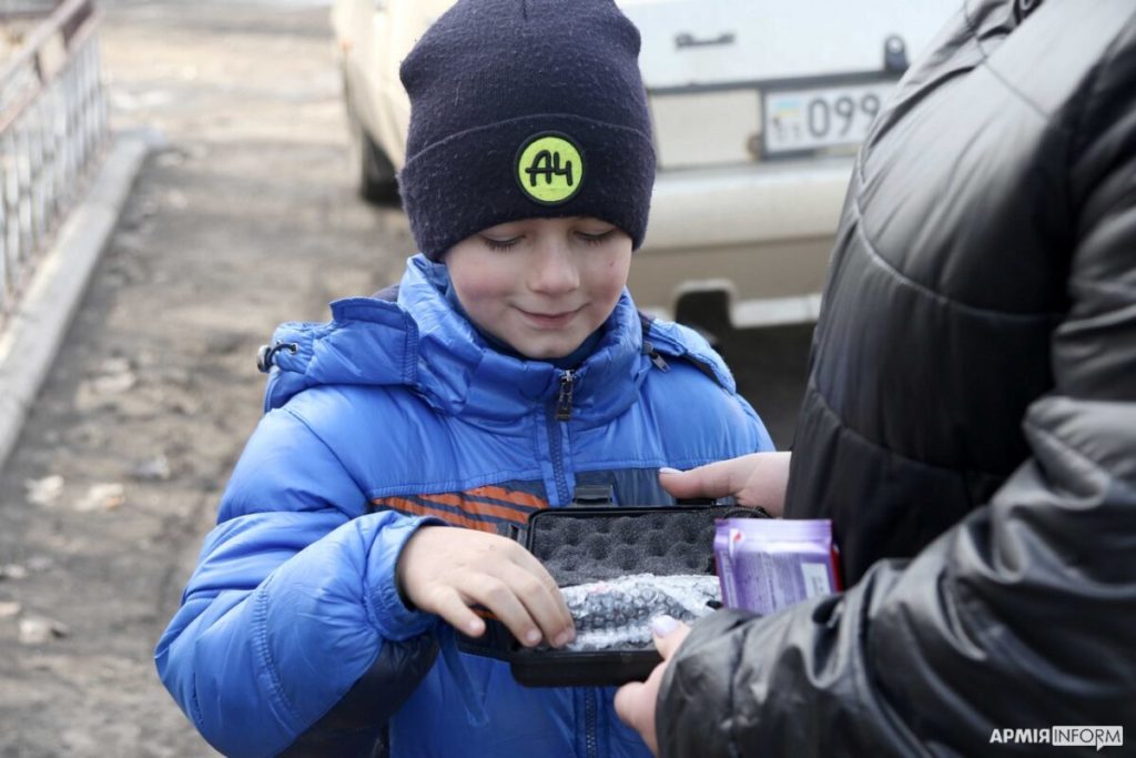 Луч надежды: дети из Донетчины получили первые фонарики в рамках всеукраинской благотворительной акции (ФОТО)