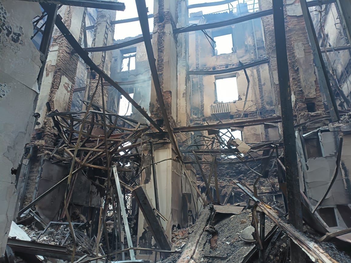 Бахмут: У центрі міста від обстрілу росіян вщент вигоріла багатоповерхівка