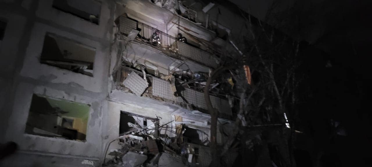 В ночь на 5 февраля россияне обстреляли Дружковку: из разрушенной многоэтажки спасли 9 человек (ФОТО) 7