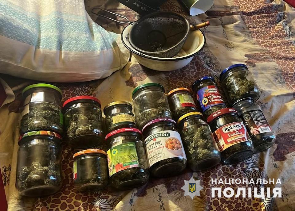 У жителя Краматорского района нашли 35 стеклянных банок с консервированной марихуаной (ФОТО) 1