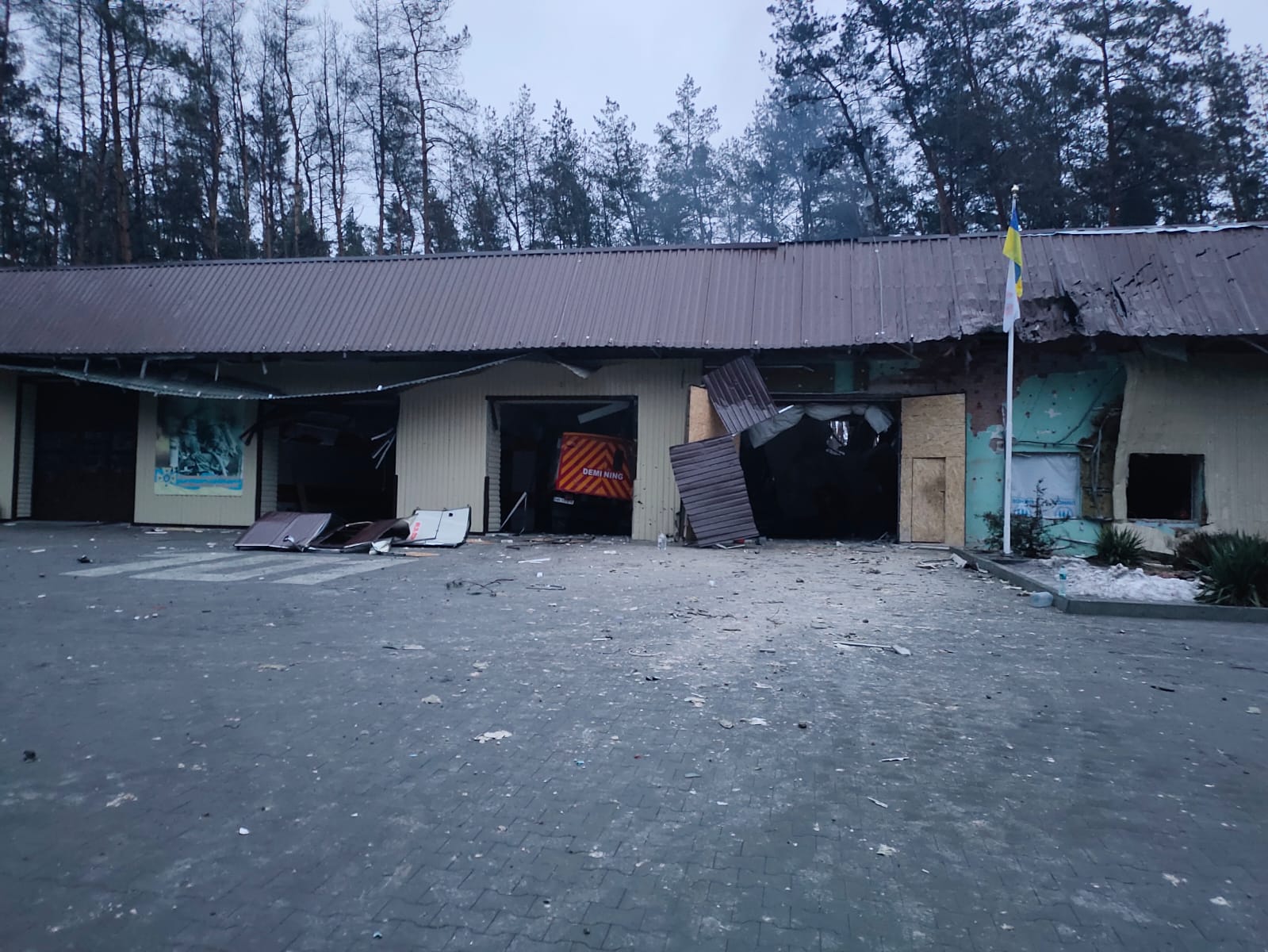 Пожарную часть в Святогорске обстреляли оккупанты: по меньшей мере один спасатель погиб, есть раненые 4